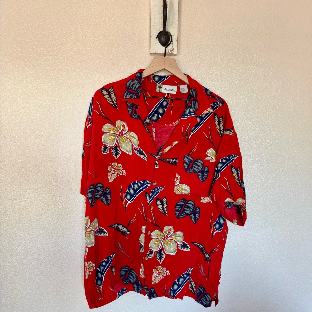 ISLAND BLUE • Floral Red and Blue Casual Button Down Shirt with Tropical Flair